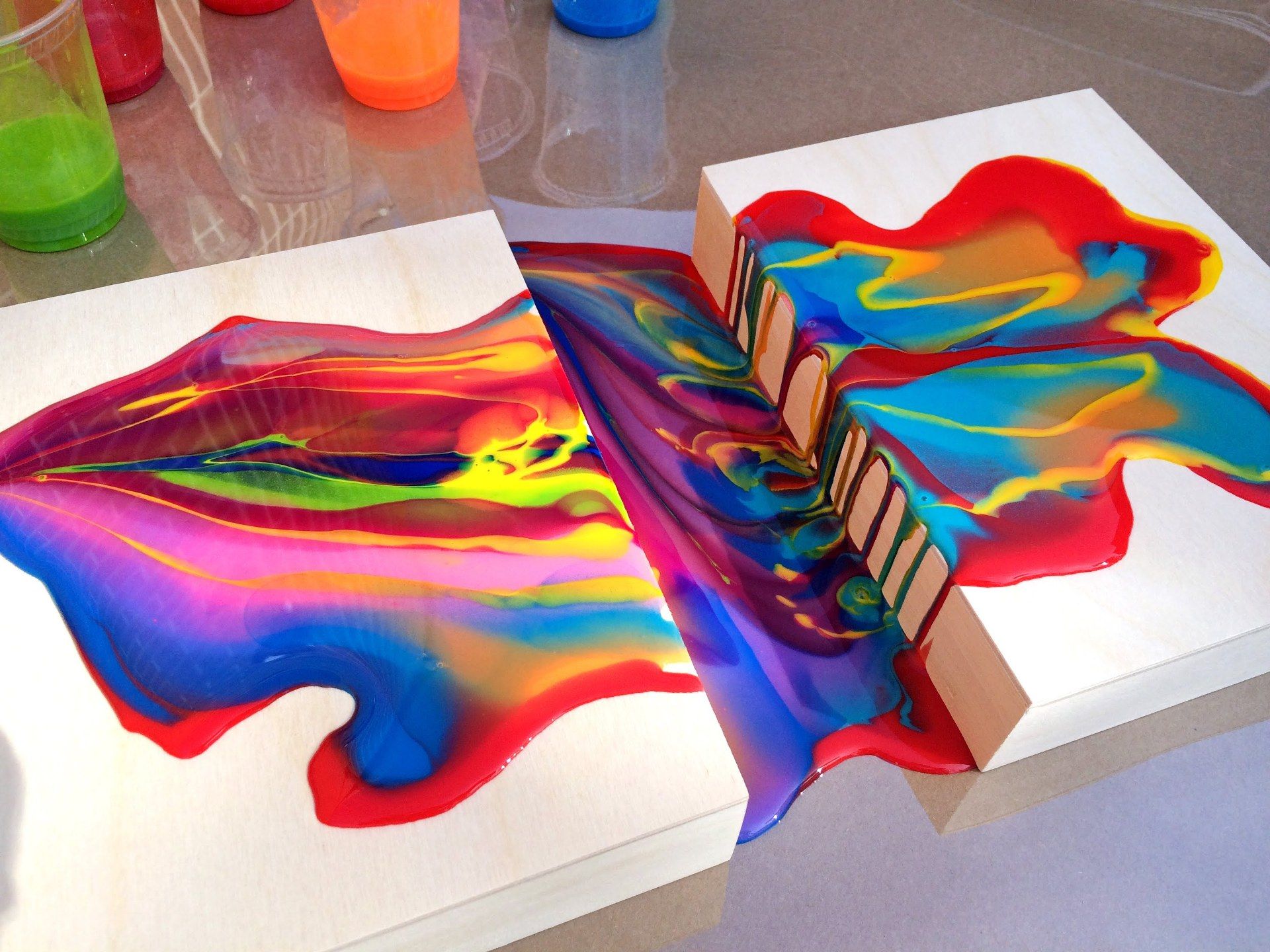 Guarda come riesce a fare il quadro solo versando i colori