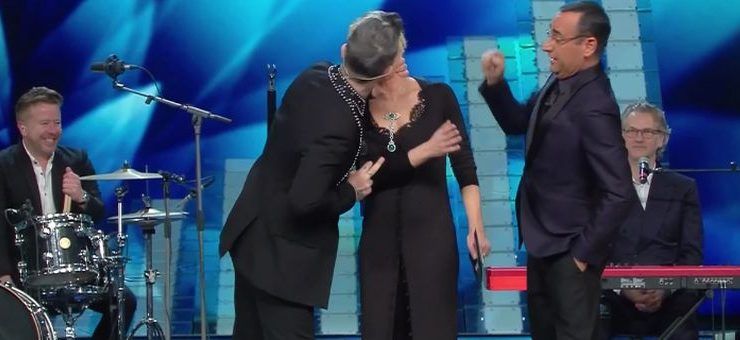 Robbie Williams bacia Maria De Filippi