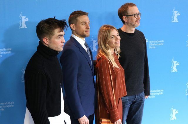 Robert Pattinson, Sienna Miller e Charlie Humman con il regista James Gray- Photo by Movieplayer.it