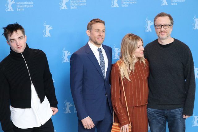 Robert Pattinson, Sienna Miller e Charlie Humman con il regista James Gray- Photo by Movieplayer.it