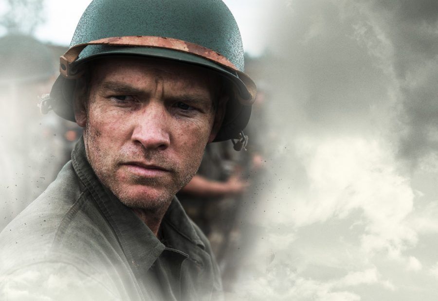 Sam Worthington nel film La Battaglia di Hacksaw Ridge