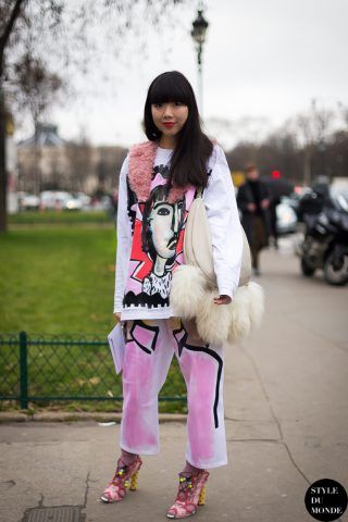 Susie Bubble con indosso dei pantaloni che sembrano del pigiama e non interpretano lo stile piagiama