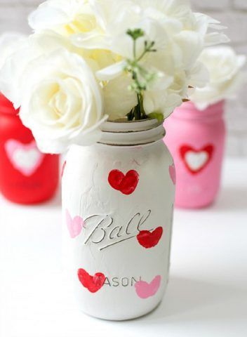 Vasetto con colori acrilici decorato con cuori