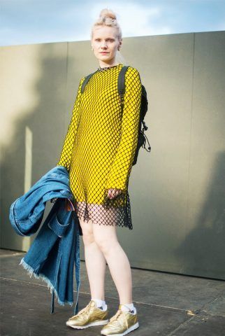 Un abito a rete e sneakers. Non si salva nulla (Angela Brandys)