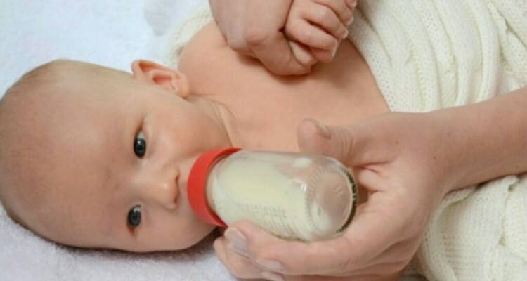 Un biberon di latte aiuta davvero il bambino a dormire?