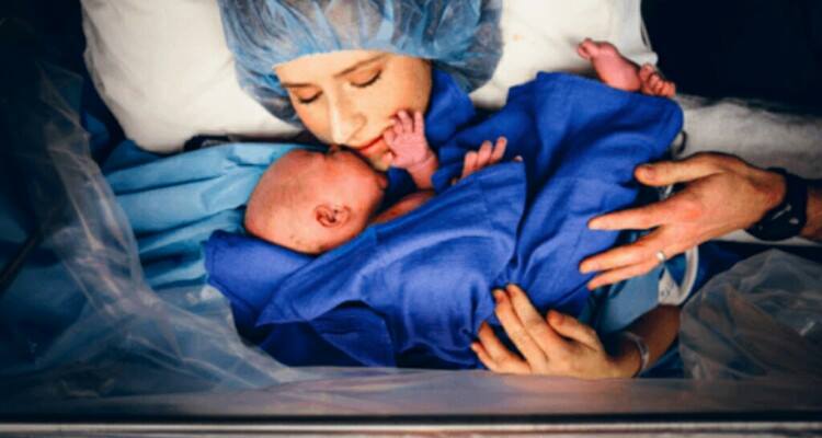 Il parto cesareo: la nascita in 12 foto