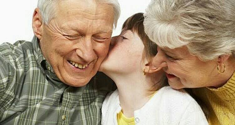 Più tempo trascorrete con i nonni più lunga sarà la loro vita!