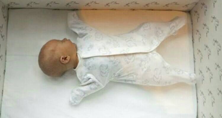 In Finlandia i neonati dormono in una scatola di cartone, il motivo? E’ sorprendente!