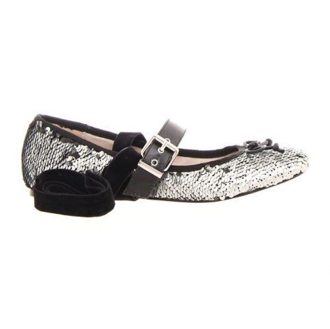Ballerina in paillettes color argento con cinturino sul collo del piede e nastro removibile alla caviglia.