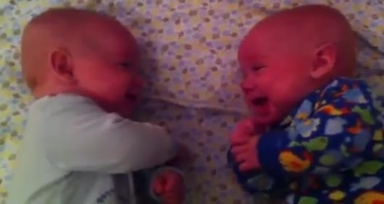 Mette a dormire i due gemellini ma poi li trova a chiacchierare!