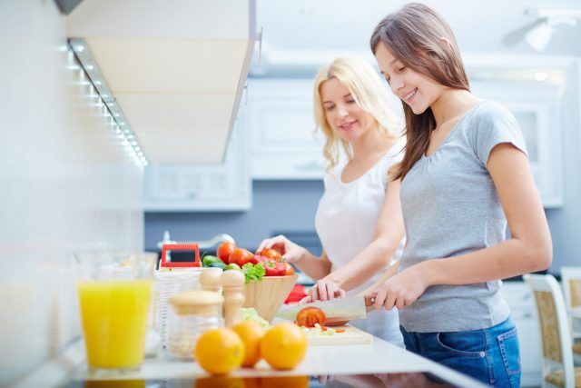 Perché abbiamo passato troppo tempo con mamme e nonne a cucinare da piccole o da ragazzine e ci siamo stancate.