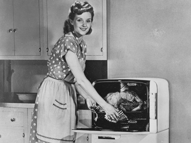 Perché vogliamo emanciparci da questa figura femminile in voga negli anni '50 e '60!