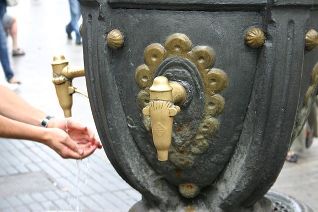 640px-Spain.Barcelona.Les.Rambles.Canaletes.Detail.01