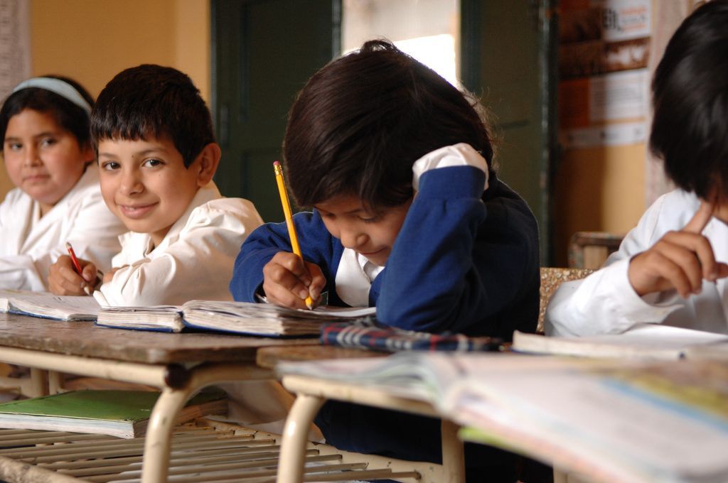 Perde il dentino a scuola e si dispera ma la maestra riesce a risolvere tutto!