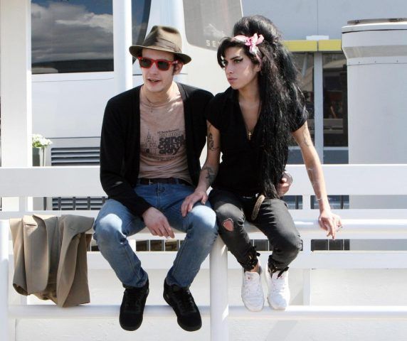 Amy Winehouse e Blake Fielder-Civil si sono sposati nel 2007: entrambi hanno problemi di alcol e droghe e vivono due anni di eccessi, prima di separarsi definitivamente!