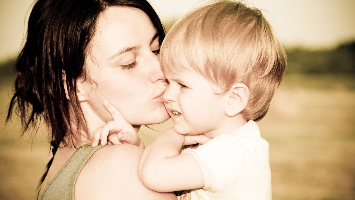 Child-kiss-mom-photo