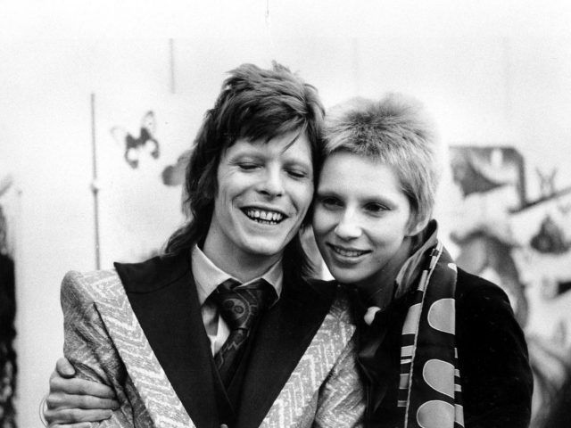 David Bowie e Angela Mary Barnett si sono incontrati nel 1969 per un amico in comune, sposandosi poi l'anno dopo. L'unione di due opposti, per una donna che ha sempre sostenuto il suo poliedrico marito. La storia d'amore è finita, però, nel 1980.