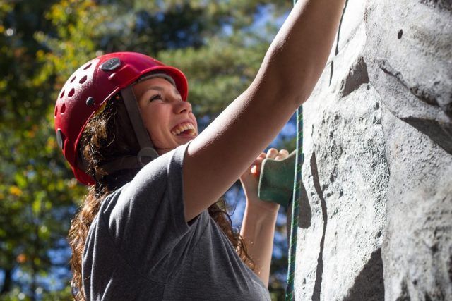 Free climbing, un'attività insolita che ci permette di bruciare fino a 700 calorie: lo possiamo fare all'aria aperta, ma anche indoor.
