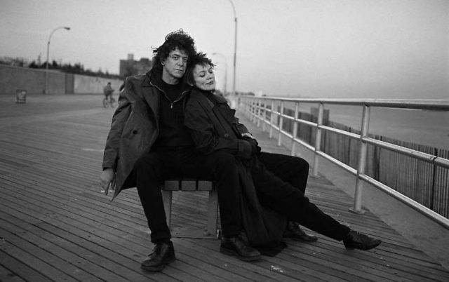 Lou Reed e Laurie Anderson si conoscono nel 1992, entrambi musicisti. I due diventano amici e poi compagni, sposandosi solo nel 2008. La storia d'amore è durata più di 30 anni ed è finita solo con la morte di lui nel 2013.