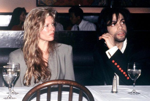 Prince e Kim Basinger, ebbene sì, sono stati insieme. Hanno avuto una storia, a base di alcol e droga...