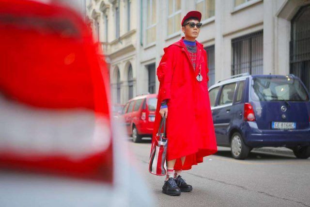 Troppo rosso per BryanBoy, per non parlare delle gambe scoperte con i calzini di spugna.