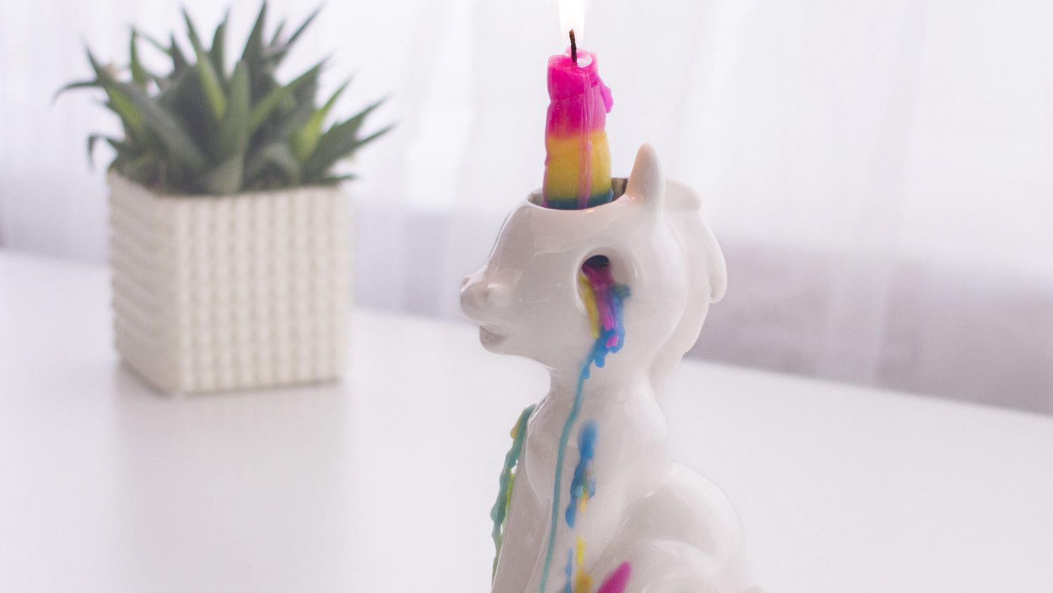La candela a forma di unicorno che fa piangere arcobaleni