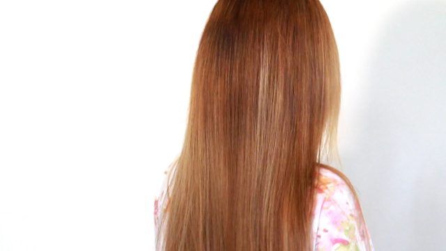 Lavate i capelli e quando sono ancora umidi divideteli in più ciocche e arrotolateli stretti stretti intorno alla testa.