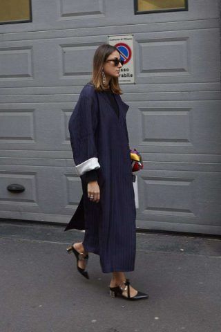 Un altro look di tendenza è il cappotto lungo in stile navy con le pump con tacco piccolo e ampio.