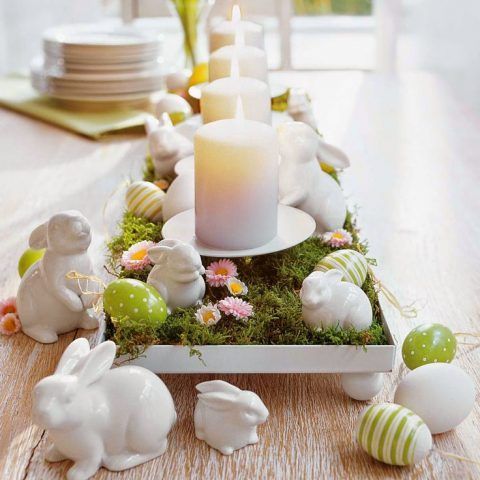 Centrotavola di Pasqua con candele e coniglietti