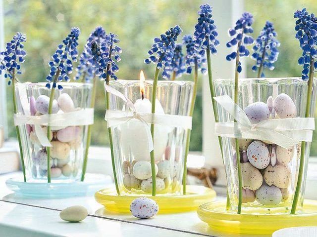 Centrotavola di Pasqua con vasi di fiori e uova