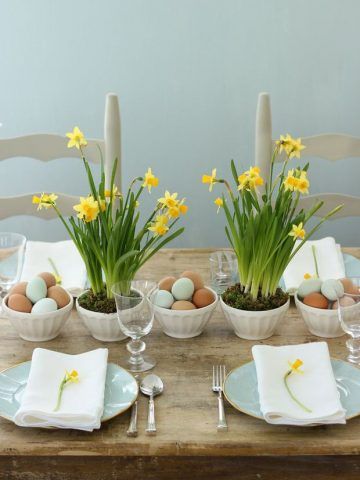 Centrotavola di Pasqua con fiori e uova