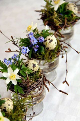 Centrotavola di Pasqua con fiori e uova in barattolo