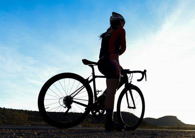 Vi piace la bicicletta? Sappiate che pedalare per un'ora a velocità moderata ci fa perdere in media 550 calorie.