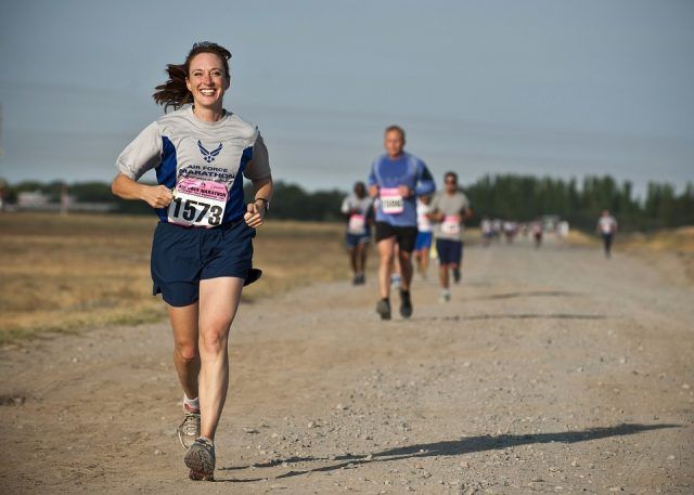 La corsa, per un'ora di attività, fa bruciare fino a 820 calorie, perché innesca il metabolismo aerobico che brucia i grassi.