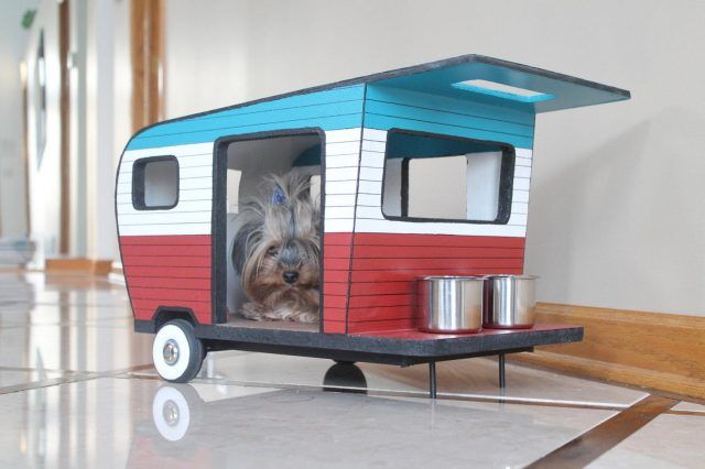 Cuccia di design per cani a forma di roulotte