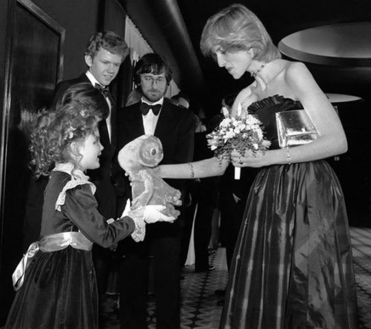 Drew Barrymore a 7 anni incontra Lady Diana (sullo sfondo Steven Spielberg)