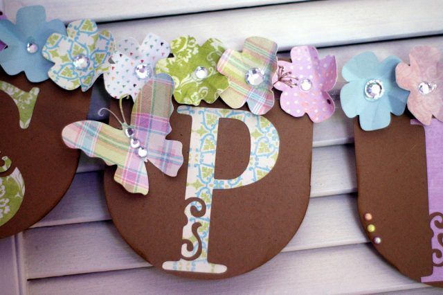 Ghirlanda di primavera con fiori e farfalle di carta