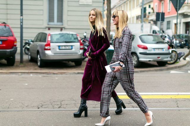 Favolosi la tuta tartan e il cappotto di velluto.