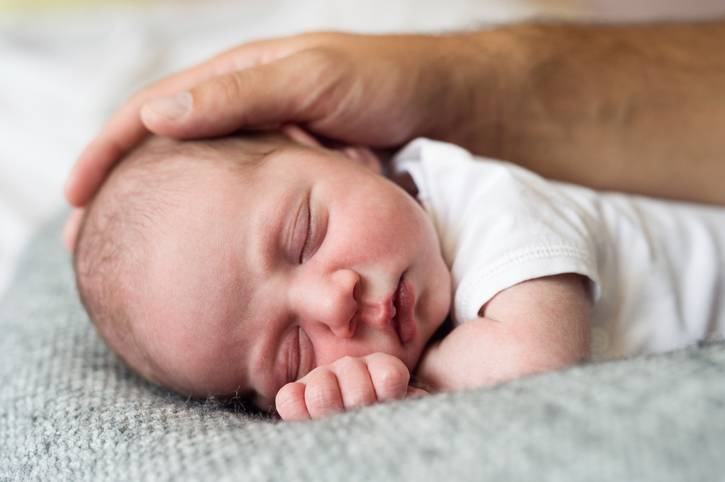 Fate le carezze ai neonati, i benefici durano tutta la vita!