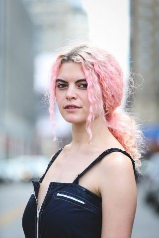 Capelli ricci e rosa con acconciatura anni '90