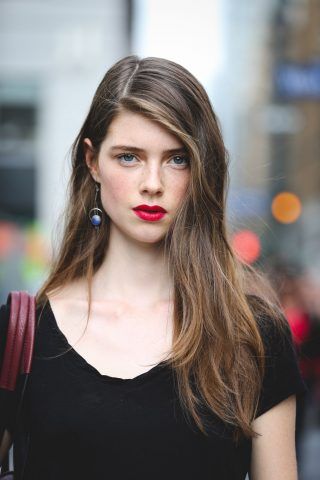 Capelli al naturale con riga laterale