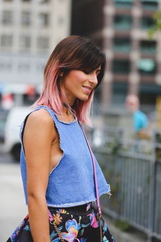 Capelli castani con sfumature rosa