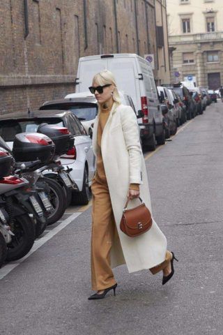L'influencer Linda Tol non sbaglia nè con il vestito camel e cappotto bianco...