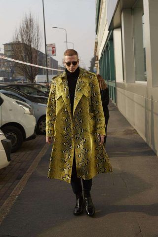 Una giacca in pitone giallo per non passare inosservato... Si certo!