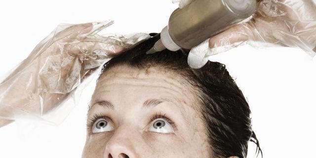 Se i capelli bianchi sono pochi, meglio un riflessante, altrimenti sì alle tinte.