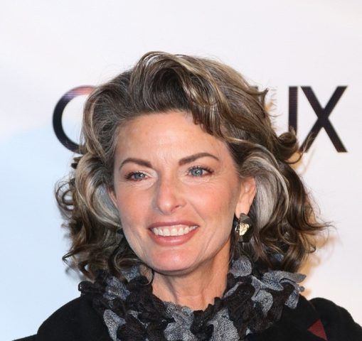 Che poi i capelli grigi in vista vanno anche di moda...