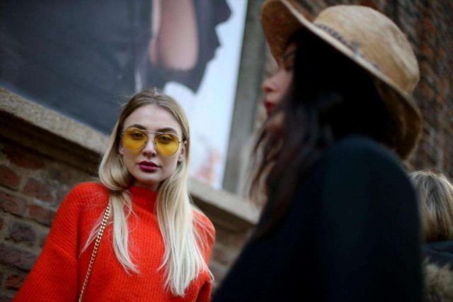Accessori che stonano... Gli occhiali o il cappello di paglia a febbraio?