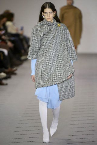 Paris Fashion Week, i mantelli di Balenciaga