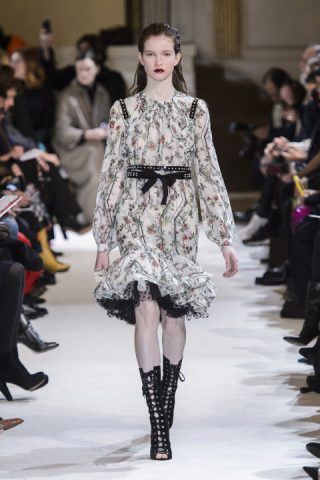 Paris Fashion Week, il romanticismo di Giambattista Valli