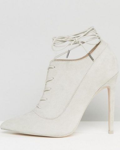 Scarpe stringate Asos, a punta con tacco: 59.99 euro.